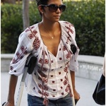 Холлі Беррі у вишиванці Холлі Беррі у вишиванці