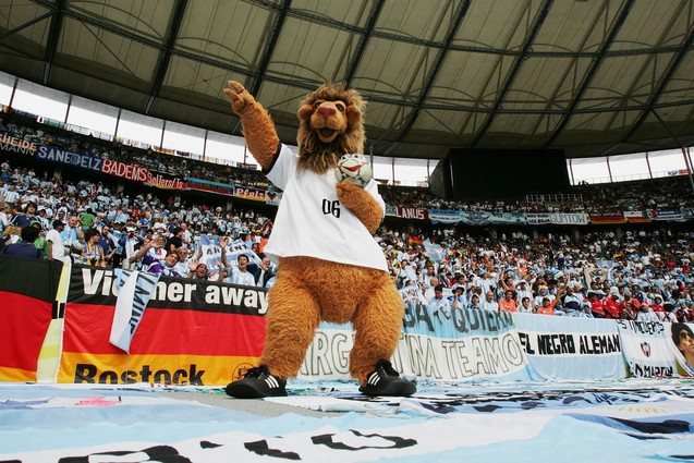 Талісмани ЧС. Німеччина 2006: Лев Голео VI та м’яч Пілле, котрий розмовляє Талісмани ЧС. Німеччина 2006: Лев Голео VI та м’яч Пілле, котрий розмовляє